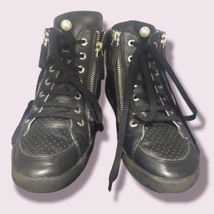 💯 Authentic Chanel Leather Sneakers